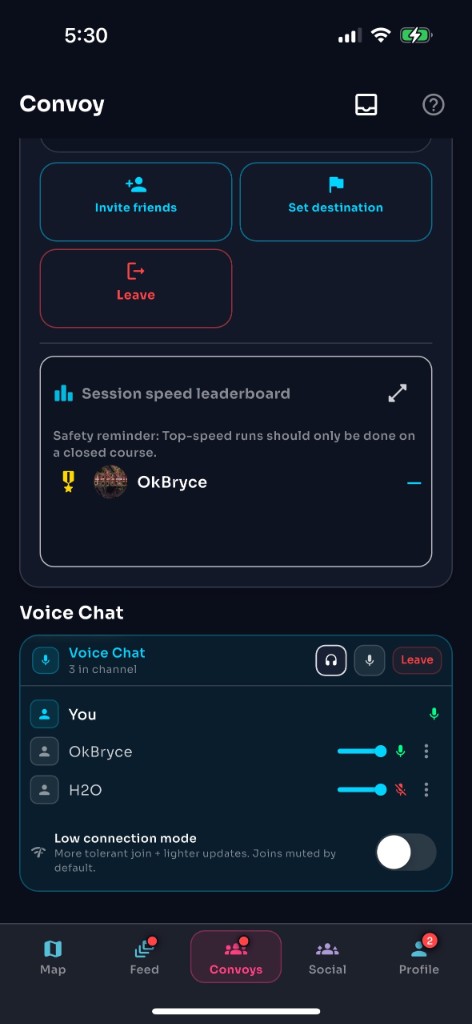 Convoi convoy screen with shared destination, invites, live voice, and session leaderboard